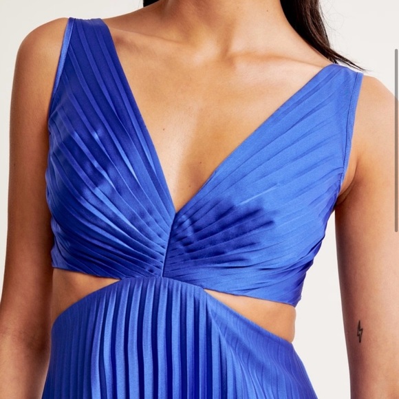 NWT A&F Abercrombie & Fitch Giselle
Pleated Cutout Maxi Dress Blue Satin Small - Picture 2 of 8